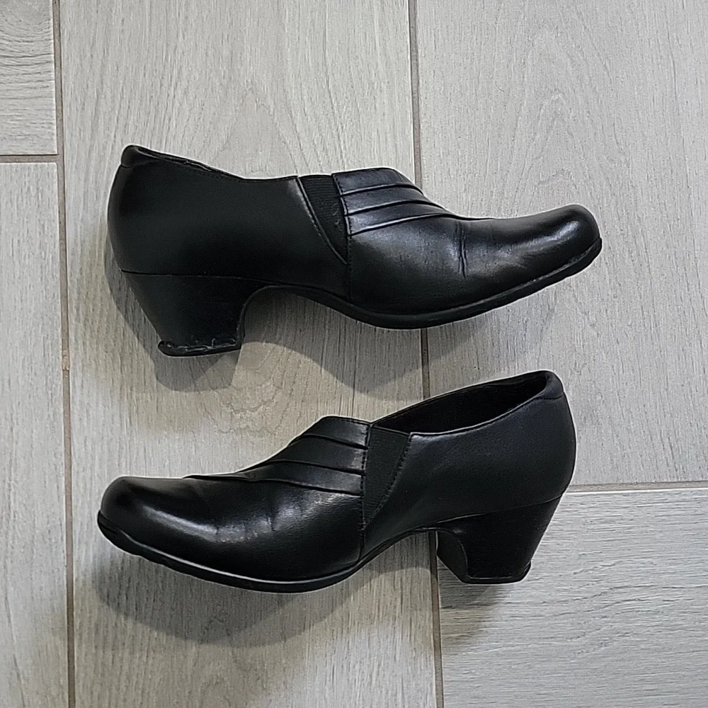 Clarks Everyday Active Air Heels, Size 8 Wide - Picture 3 of 6